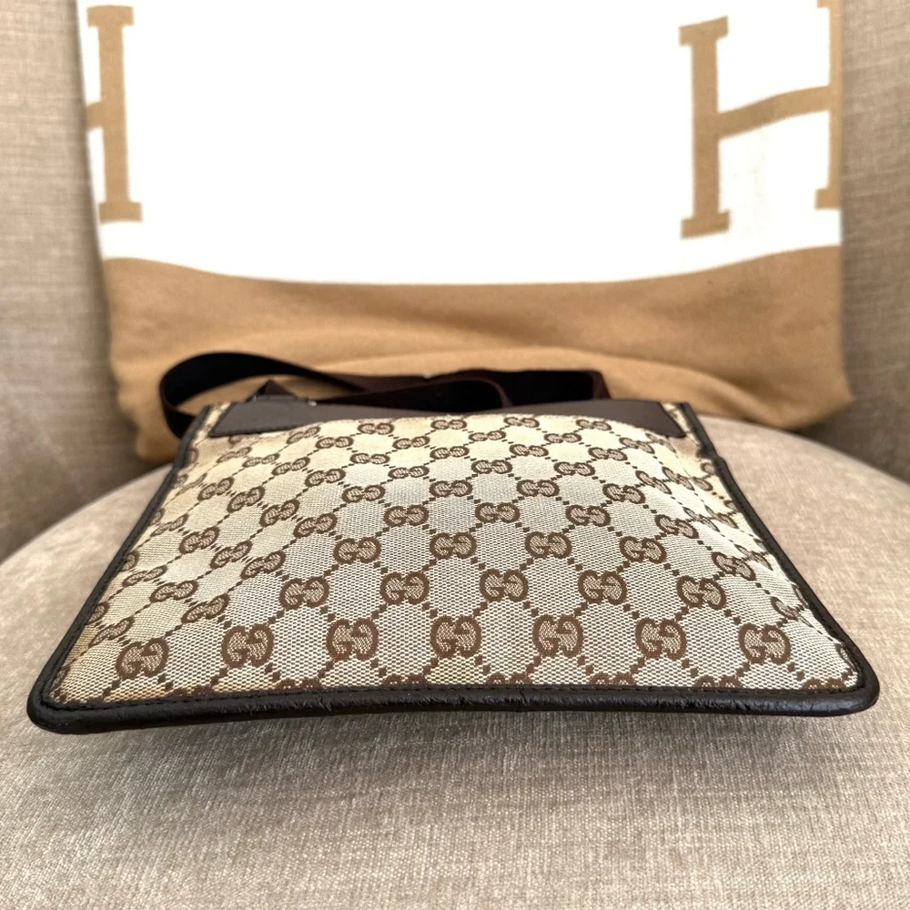 Authentic Gucci GG Canvas Flat Messenger Bag brown monogram canvas